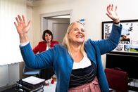 Dahoam is Dahoam – Rosi (Brigitte Walbrun, links) ist von Uschis (Sabrina Dietel, KLD) neuem Klingelton genervt.