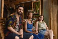 Death in Paradise – Zu den Verdächtigen zählen der Ehemann Steve (David Mumeni, l.), die Geschäftspartnerin Carrie (Patricia Allison, M.) sowie die Assistentin Daisy (Imogen King, r.). Alle drei haben ein mögliches Tatmotiv und geraten ins Visier der Ermittlungen.