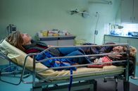 In den besten Händen – Raf (Valeria Bruni Tedeschi, li.) und Julie (Marina Foïs, re.) steht eine lange Nacht im Krankenhaus bevor.