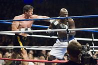 Rocky Balboa – Rocky (Sylvester Stallone, l.) lebt zurückgezogen in Philadelphia, vom Glanz seiner besten Jahre ist nur noch wenig übrig. Nach wochenlangem harten Training soll er nun ein allerletztes Mal antreten: gegen den amtierenden Weltmeister Mason 'The Line' Dixon (Antonio Tarver, r.) ...