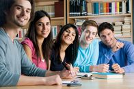 Campus Talks – Lächelnd Gruppe von Studenten in einer Bibliothek