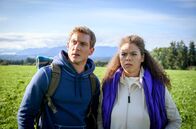 Sturm der Liebe – Vincent (Martin Walde, l.) erschrickt, als er mit Ana (Soluna-Delta Kokol, r.) ausgerechnet zu Wilmas Sterbeort gewandert ist.