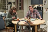 Mom – Da Adam (William Fichtner, r.) etwas vorhat, überlässt er seinen geliebten Hund schweren Herzens Bonnie (Allison Janney, l.) ...