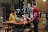 The Big Bang Theory – Während Howard und Bernadette Mrs. Wolowitz pflegen, bekommt Raj (Kunal Nayyar, l.) ganz besondere Beziehungstipps von Sheldon (Jim Parsons, r.) ...