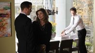 Suits – Harvey (Gabriel Macht, l.) und Mike (Patrick J. Adams, r.) sollen mit Unternehmerin Joy McAfferty (Susan Saint James, M.) einen millionenschweren Lizenzvertrag abschließen – doch ein unbedachter Moment bringt alles ins Wanken.