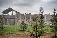 Mythos Kelten – Die Kelten ziehen von ihren offenen Dörfern in ummauerte Siedlungen, die sie gegen ihre Gegner abschotten.