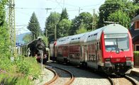 Eisenbahn-Romantik – Gegenwart und Vergangenheit begegnen sich regelmäßig am Bahnhof Aha; dort ist eine der beiden Ausweichstellen auf der eingleisigen 3-Seen-Bahn.