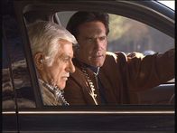Diagnose: Mord – Dank einer Wanze hören Mark (Dick Van Dyke, l.) und Steve (Mark Van Dyke, r.) alles mit, so dass Elliot überführt werden kann.