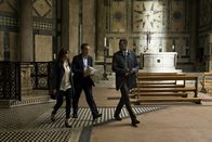 Inferno – Christoph Bouchard (Omar Sy, r.) ist Polizist und verfolgt einen Kultführer, der das Ende der Menschheit auslösen will. Zusammen mit Sienna Brooks (Felicity Jones) und Robert Langdon (Tom Hanks) will er ihn stoppen und an die gefährliche Waffe, die für die Katastrophe sorgen soll, herankommen...
