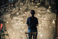Decision Game – Vera (Eva Meckbach) sucht in ihrem Lagerraum nach der finalen Lösung an ihrer großen Tafel. Schafft sie es, ihre Tochter zu befreien?