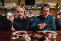 Limitless – Brian (Jake McDorman, r.) ist vor dem FBI nach Russland geflüchtet, um dort Piper Baird (Georgina Haig, l.) um Hilfe zu bitten. Sie ist die einzige Person, die ihm helfen kann sich von Senator Eddie Morra loszueisen ...