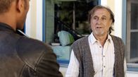 Watzmann ermittelt – Jerry Paulsen (Peter Marton, l.) befragt den Ersatzvater von Fonsi, Toni Kainz (Martin Walch r.).