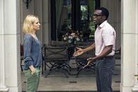 The Good Place – Von Janet werden Eleanor (Kristen Bell, l.) und Chidi (William Jackson Harper, r.) auf eine Schatzsuche geführt. Werden sie den Schatz finden?