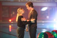 Anna und die Liebe – Tom (Patrick Kalupa, r.) kann nicht anders und stellt sich den Dämonen der Vergangenheit. Doch die Verletzung sitzt tief und es ist ausgerechnet Anna (Jeanette Biedermann, l.), die Tom in seinem Schmerz auffängt ...
