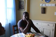 Evil - Gesichter des Bösen – Reggie Brooks sits at the kitchen table.