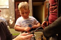 Ich bin Ich – Felix bekommt aber Hilfe von zwei Helferinnen und so macht das Reparieren auch richtig SpaĂź.Â