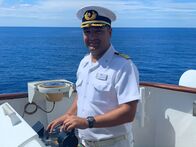 Verrückt nach Meer – Kapitän Robert Fronenbroek auf der Nock der "Weißen Lady" vor der Insel La Digue, Seychellen, im Indischen Ozean.
