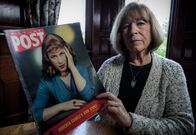Universum History – Diana Cowell mit der "Picture Post" und Roberta Cowell als Coverstory.