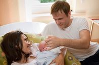 Der Dicke – ARD DER DICKE IV. Staffel, Hauptabendserie (13 neue Folgen), Folge 41 "Schlag auf Schlag15 Uhr im Ersten. Yasmin (Sophie Dal, l.) und Lars (Matthias Ziesing, r.) sind überglücklich - ihr Baby ist da.
