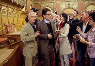 Liebe im Halteverbot – Die Presse belagert Bauamtsleiter Otto Schlegel (Christoph M. Ohrt, li.) und seinen Mitarbeiter Brenner (Oliver Mommsen, 2.v.li.).