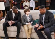 The Neighborhood – (v.l.n.r.) Malcolm Butler (Sheaun McKinney); Grover Johnson (Hank Greenspan); Marty Butler (Marcel Spears)