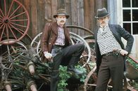 Up River – Der Halunke Jules (David L. Crowley, l.) erledigt für seinen Boss, den Minenbesitzer Keefer (Dale Wilson, r.), die schmutzigen Jobs ...