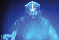 Der Herr der Ringe - Die Gefährten – Der Zwerg Gimli (John Rhys-Davies) ist einer der neun Gefährten, die den Ring nach Mordor bringen sollen ...