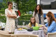 Frühling – Familie in der Armutsfalle findet Zuflucht auf dem Zeltplatz: (v.li.) Dagny Dewath als Frau Zerbe, Lilli Schweiger als Charlotte, Simone Thomalla als Katja Baumann, Theresia Vajkoczy als Greta