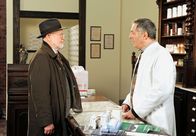 Rote Rosen – ARD ROTE ROSEN FOLGE 1044 Uhr im ERSTEN. Konstantin (Ernst Jacobi, l.) entschuldigt sich bei Achim (Peter Rühring, r.) für sein abweisendes Verhalten.