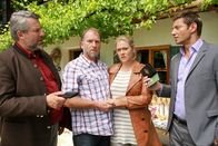 Die Rosenheim-Cops – v.l.) Scheible zeigen sich entsetzt, als sie vom Tod der Mutter und Schwiegermutter erfahren, doch Stadler (Dieter Fischer, l.) und Hansen (Igor Jeftic, r.) sind misstrauisch.
