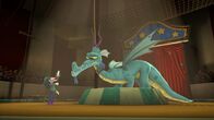 Tashi – Mit seinem eigenen Feuer bekommt Graf Ling den Drachen unter Kontrolle.