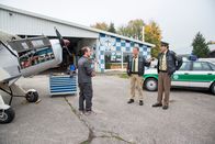 Hubert und Staller – Zwecks Spurensuche wollen Hubert (Christian Tramitz, M.) und Staller (Helmfried von Lüttichau, r.) mit dem Flugschulleiter Michael Kronthaler (Christian Heiner Wolf, l.) einen Rundflug unternehmen.