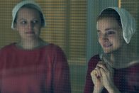 The Handmaid's Tale - Der Report der Magd – The Handmaid’s Tale Staffel 2 Folge 8 Ein Besuch im Babytrakt: Elisabeth Moss als June Osborne, Madeline Brewer als Janine Lindo Copyright: SRF/2018 SRF & MGM Television Entertainment Inc. and Relentless Productions, LLC.