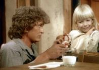 Unsere kleine Farm – Diesen Abend muss sich Charles (Michael Landon, l.) um die kleine Grace kümmern. Denn Caroline arbeitet noch in der Restaurantküche.