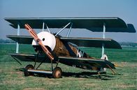 Luftkrieg – Der deutsche Dreidecker "Fokker Dr.I" wurde zum glorifizierten Sinnbild des Luftkriegs im Ersten Weltkrieg.