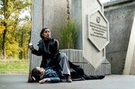 Arcadia – Milly (Abigail Abraham, r) und Alex (Melody Klaver) bei einer Auseinandersetzung.