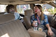 Baskets – Martha (Martha Kelly, r.) nutzt einen Autounfall dafür, für Chip (Zach Galifianakis, l.) einige Auftritte zu organisieren ...