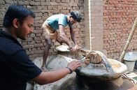 360° Reportage: Der Duft Indiens – Aviral Pathak (li.) überwacht die Destillation von Rosenblüten. Er setzt auf die echten, traditionellen Duftstoffe. Bald will er den Familienbetrieb übernehmen.