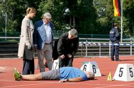 Rentnercops – v.l.n.r.) Dr. Rosalind Schmidt (Helene Grass), Edwin Bremer (Tilo Prückner) und Günter Hoffmann (Wolfgang Winkler) beugen sich über das Mordopfer Ralph Wernheim (Andreas Thürnagel)