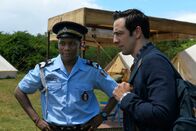 Death in Paradise – Auch wenn die Hinweise am Tatort die Ermittler auf eine erste Spur bringen, bleiben für Sergeant Hooper (Tobi Bakare, l.) und DI Parker (Ralf Little, r.) noch viele Fragen ungeklärt.