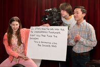 The Middle – Nachdem sich Sue (Eden Sher, l.) so gut im Nachrichtenclub ihrer Schule macht, hat sie sich auch andere große Pläne gesetzt: Sie möchte in der Mittagspause am Tisch der beliebten Schüler sitzen ...