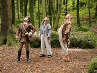 Der starke Hans – Egbert (Simon Alexander Jensen) bittet um Sarahs (Bianca Nawrath) Hand.; Sarah (Bianca Nawrath) führt ein Schwert neben Friedhelm (Götz Burger).; Von links: Hans (Lucas Reiber) wirft zum Erstaunen von Dreher (Jonas Minthe) und Klipperer (Stephan Tölle) seinen Stock in die Luft.