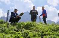 Watzmann ermittelt – Was ist passiert? Jerry Paulsen (Peter Marton, l.) findet einen Pantoffel. Benedikt Beissl (Andreas Giebel, M.) und der Bergwachtler (Florian Kiml, r.) denken darüber nach, wer den alten Mann wohl beseitigen wollte.