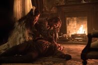 The Luminaries – Anna Wetherell (Eve Hewson, l.); Crosbie Wells (Ewen Leslie, r.)
