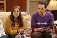 The Big Bang Theory – Amy (Mayim Bialik, l.) ist begeistert, dass Sheldon (Jim Parsons, r.) im Schlaf ganz entspannt und frei von Zwängen ist. Leider ist er, sobald er aufwacht, wieder besessen davon, das perfekte Hochzeitsdatum zu finden ...