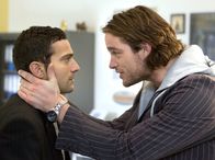 Tatort – 15 Uhr im Ersten. Die Automechaniker Ahmet Turgut (Erhan Emre) und Kalle Plöcker (Ronald Zehrfeld) leisten sich einen teuren Lebensstil. Wie ist das möglich?