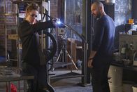 The Strain – Nach ihrem Angriff auf den Meister verhalten sich die übrigen Vampire seltsam und streifen ziellos umher. Dutch (Ruta Gedmintas, l.) und Eph (Corey Stoll, r.) müssen ausloten, wie sie mit dem neuen Verhalten am besten umgehen ...