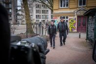 Notruf Hafenkante – Während eines Einsatzes auf einem Spielplatz, der sich als Fehlalarm herausstellt, bemerken Hans (Bruno F. Apitz) und Franzi (Rhea Harder-Vennewald), dass sie aus einem Auto heraus fotografiert werden.