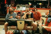 The Big Lebowski – Vertreiben sich ihre Zeit beim Bowlen: Jeff Lebowski (Jeff Bridges, l.), Walter Sobchak (John Goodman, M.) und Donny Kerabatsos (Steve Buscemi, r.) ...