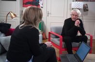 Rote Rosen – Jakob (Mathieu Carrierè, r.) gesteht Amelie (Lara-Isabelle Rentinck, l.), dass er nicht nach Frankreich zurück kann.